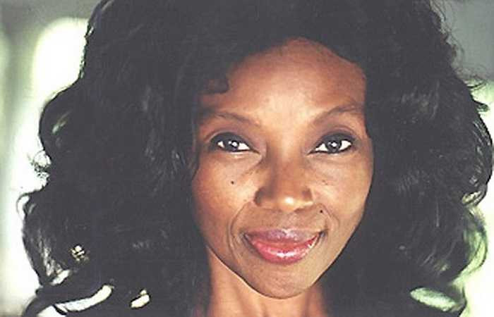 4. Bà Annette Larkins sống ở Florida, Mỹ mặc dù đã 70 tuổi nhưng lại sở hữu một gương mặt vô cùng trẻ trung như 30, 40 tuổi. Thậm chí nhiều người còn tưởng bà là con gái của... chồng mình.