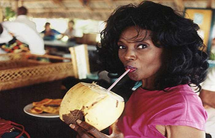 Bí quyết của bà Annette Larkins là ở chế độ ăn uống và lối sống lành mạnh, bà hoàn toàn không ăn thực phẩm từ động vật mà chỉ ăn những trái cây, củ, quả... được trồng trong chính vườn của bà. Thậm chí, bà còn hứng nước mưa để chăm sóc cho vườn cây của mình.