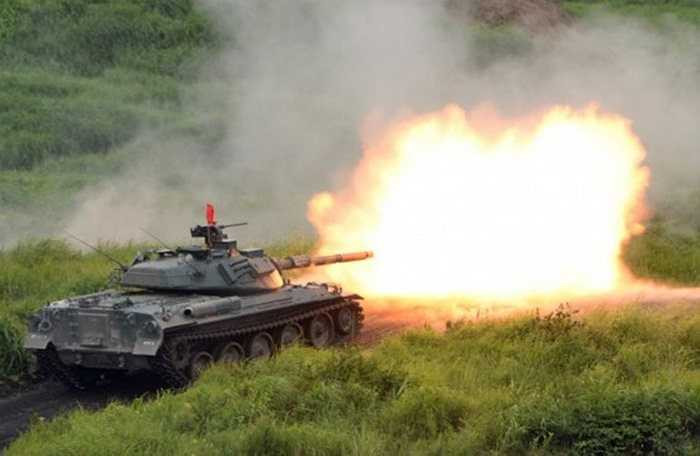 Cận cảnh xe tăng của lực lượng phòng vệ mặt đất Nhật Bản khạc lửa