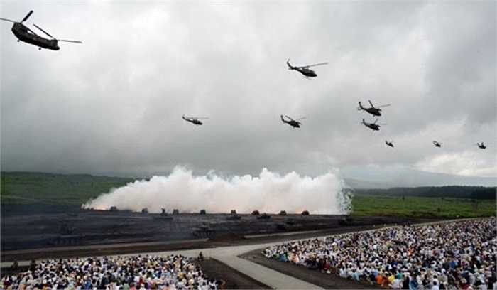 Khán giả theo dõi cuộc tập trận bắn đạn thật của lực lượng phòng vệ mặt đất Nhật Bản