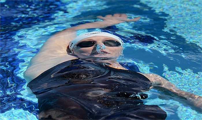 Hình ảnh VĐV bơi Missy Franklin người Mỹ tạo ra ở bể bơi của giải vô địch diễn ra ở Queensland, Australia giống như một 'bóng ma mờ ảo'