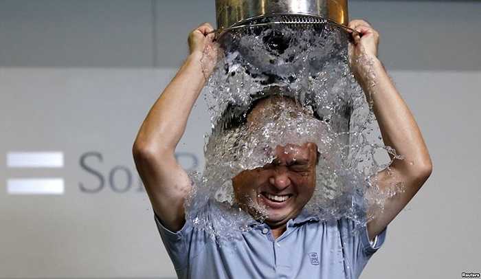 Masayoshi Son, Tổng giám đốc tập đoàn SoftBank đổ xô nước đá từ trên đầu xuống khi nhận lời tham gia thách đấu trong phong trào đang thu hút sự tham gia của nhiều nhân vật tiếng tăm để gây quỹ từ thiện cho bệnh ALS