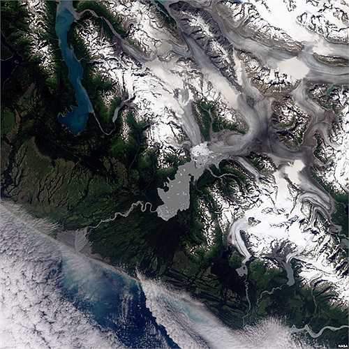 Sông băng Yakutat ở Alaska, Mỹ, nhìn từ trên cao, đây là một trong những sông băng tan chảy nhanh nhất trên thế giới, đổ vào hồ Harlequin hồ và cuối cùng ra Vịnh Alaska