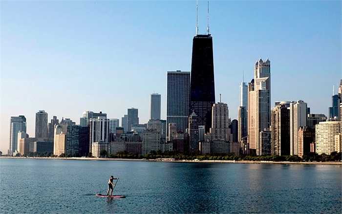 Một học sinh chèo thuyền trên mặt hồ Michigan