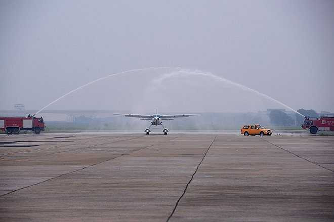 Thủy phi cơ Cessna Grand Caravan 208B – EX là máy bay đời mới nhất của Mỹ, đã thực hiện chặng bay 15.000 km từ Mỹ về Việt Nam, được chào đón theo nghi thức phun nước. (Ảnh: Zing) 