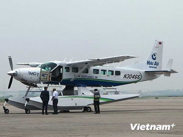 Máy bay có 2 chỗ ngồi cho phi công, 12 chỗ ngồi sang trọng cho hành khách, với cửa sổ rộng để ngắm cảnh từ trên máy bay ở độ cao 150 - 3.000 mét so với mực nước biển.(Ảnh Vietnam+)
