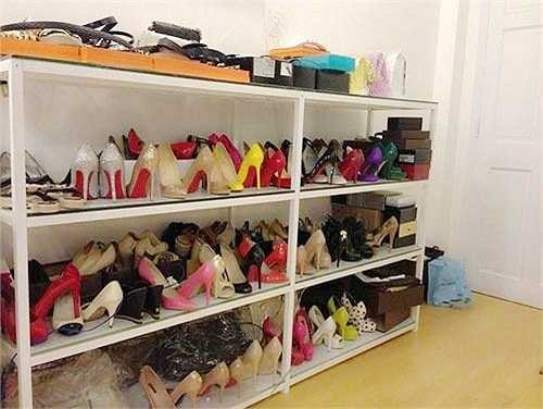 Tủ giày với số lượng vài chục đôi toàn của những hãng danh tiếng: Dior, Gucci, Christian Louboutin... giá trăm triệu của Ngọc Trinh.