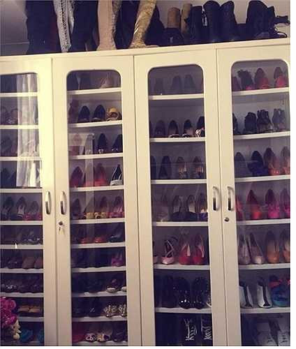 Cô cũng chia sẻ mình rất thích sưu tập quần áo và phụ kiện, tủ giày của Trà Ngọc Hằng không dưới con số hàng trăm.