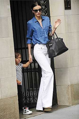 Đây là cách phối đồ khá quen thuộc của Miranda Kerr khi xuống phố thường ngày.
