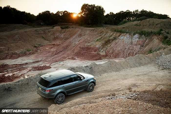 Trong một ngày dài, từ sáng sớm đến tận khi tối trời, điều mà nhiếp ảnh gia này muốn kiểm chứng là chiếc xe sẽ thể hiện ra sao trong điều kiện địa hình phức tạp.