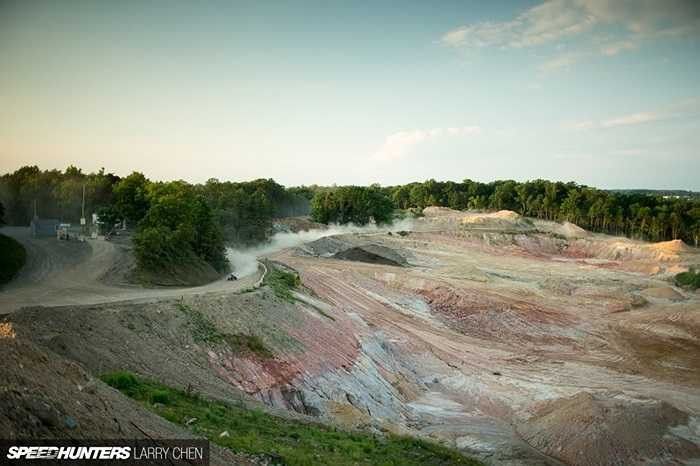 Khu mỏ đá rộng vài cây số vuông này vốn chỉ có đường cho những xe bánh xích, vốn là dạng xe chuyên dụng cho khai mỏ.