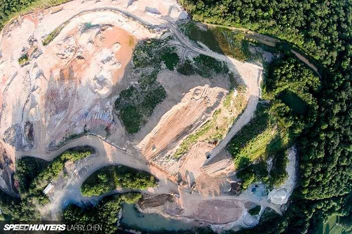 Nhìn từ trên cao, khu mỏ trông như một thung lũng trơ trọi toàn đá. Chiếc Range Rover sẽ đơn độc tại đây và dùng bốn bánh để trải nghiệm năng lực của cỗ máy xăng V8 dung tích 5 lít. 