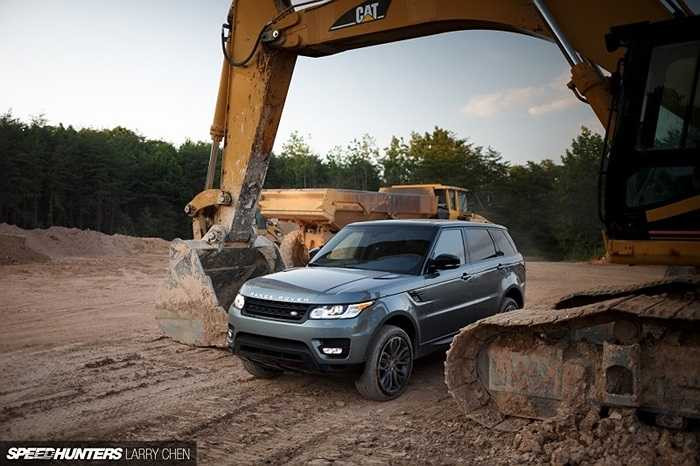 Autobiography là chương trình của Range Rover cho phép khách hàng thay đổi chiếc xe của mình với những sự lựa chọn về phụ kiện, chất liệu cũng như màu sắc. 