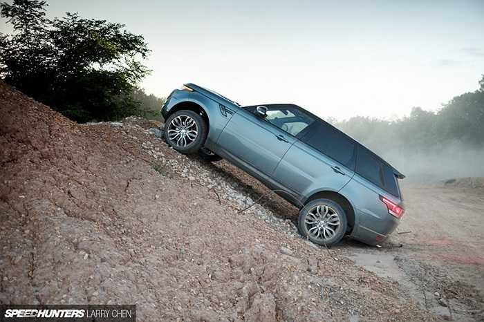 Điểm ấn tượng và đột phá nhất của Range Rover Sport chính là gầm và thân xe được làm hoàn toàn bằng nhôm, giúp giảm trọng lượng của xe đến 420 kg. 