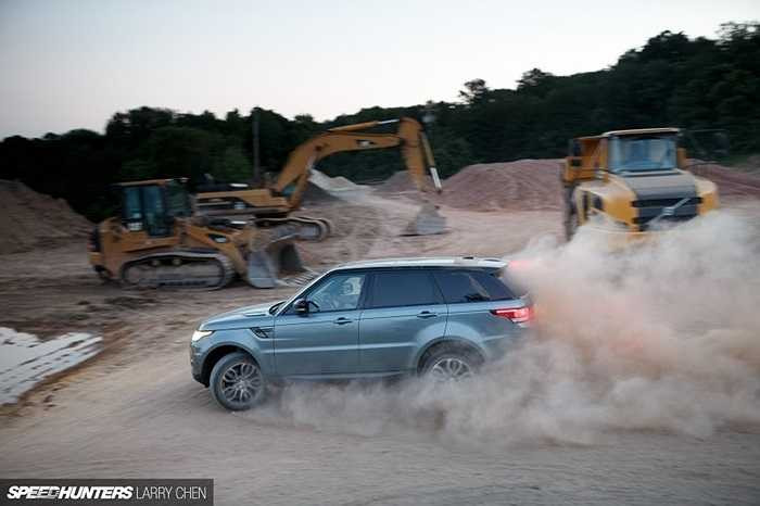 Khi trọng lượng được giảm xuống thì đồng nghĩa với khả năng linh hoạt, vận hành và tiết kiệm nhiên liệu sẽ được tăng lên. Đó cũng là một phần lý do giúp cho Range Rover Sport nhanh nhẹn hơn và thể thao hơn.