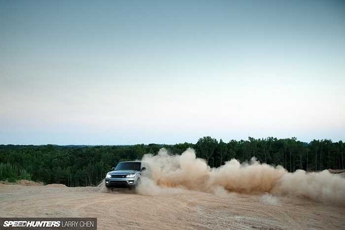 Range Rover Sport ứng dụng thế hệ mới nhất của hệ thống kiểm soát địa hình Terrain Response 2. Sức mạnh từ động cơ được truyền đến cả 4 bánh thông qua hộp số tự động 8 cấp.
