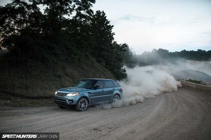 Tại chế độ tự động, hệ thống này phân tích điều kiện địa hình thông qua các cảm biến gắn trên xe để cài đặt chế độ lái tối ưu.