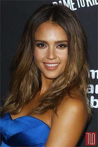 Chiếc đầm xanh với kiểu dáng bó sát giúp Jessica Alba khoe được những đường cong cơ thể, nhưng với kiểu dáng quá đơn giản, người đẹp thiếu đi vẻ thu hút thường thấy. Giới mộ điệu gọi đây là ‘chiếc đầm phù dâu rẻ tiền’. 