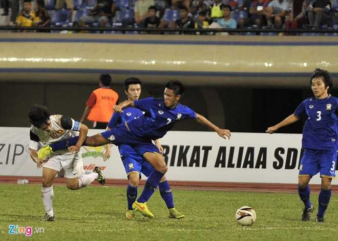 Một pha 'bỏ bóng đá người' của cầu thủ U19 Thái Lan nhằm vào Công Phượng