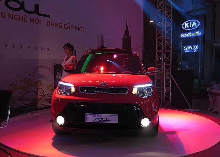 Cụm đèn phía trước lôi cuốn với phong cách vuốt ngược ra sau. Đèn LED ban ngày được bố trí cùng hệ thống đèn HID công suất cao. Ống xả mạ chrome cùng cản sau hầm hố