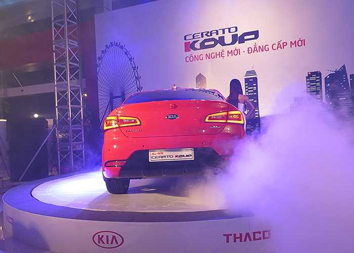 Nội thất được trau Chuốt hơn với thiết kế lấy người lái làm trung tâm. Phiên bản sử dụng động cơ Nu 2.0L có công suất tối đa 159 mã lực, hộp số tự động 6 cvaasp kết hợp lẫy chuyển số tích hợp ngay trên vô-lăng giúp xe đạt vận tốc tối đa 210km/h