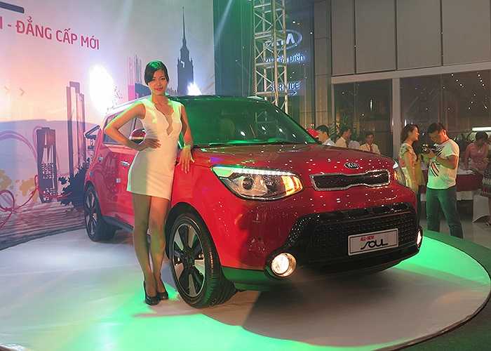 Kia Soul sở hữu ngoại hình cá tính, phong cách phóng khoáng với lối thiết kế khác lạ. Cụm đèn trước và sau được trang bị LED làm tăng sự nam tính, mạnh mẽ.