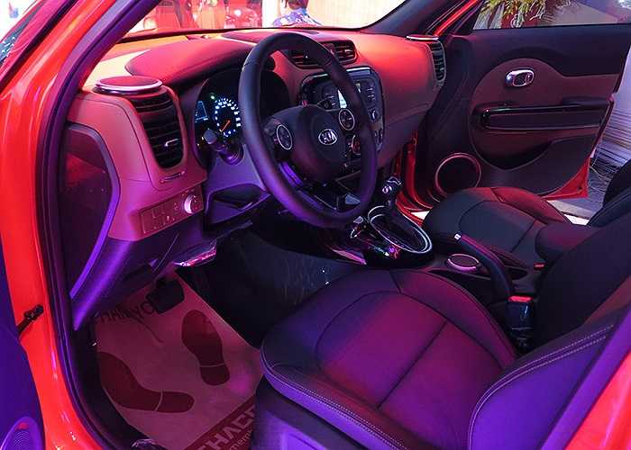 Kia Soul có hệ thống nội thất ấn tượng cùng cửa sổ trời toàn cảnh panorama.