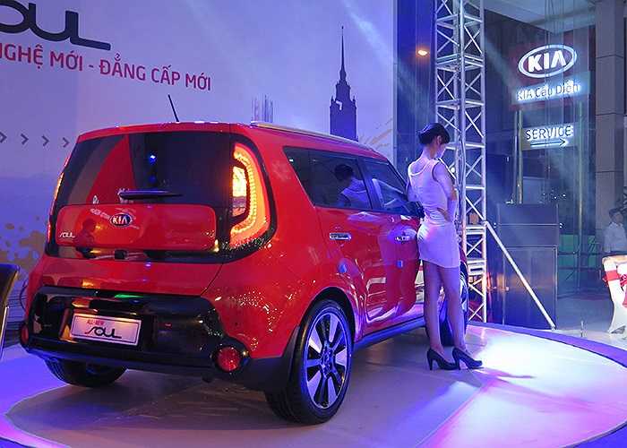 Kia Soul có giá bán 798 triệu đồng với bản có sunroof và 780 triệu đồng với bản không có sunroof
