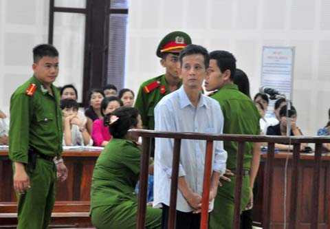 lừa đảo, xét xử, lãnh án, chung thân, siêu lừa, ngất xỉu, tuyên phạt, giữa tòa