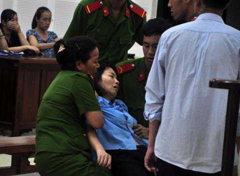 lừa đảo, xét xử, lãnh án, chung thân, siêu lừa, ngất xỉu, tuyên phạt, giữa tòa