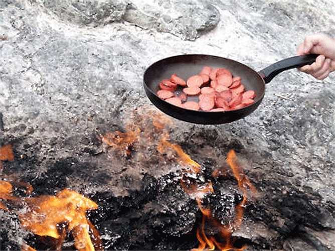 Truyền thuyết kể lại rằng, vị thần Bellerophon đã giam cầm quái vật Chimeara xuống lòng đất. Chính hơi thở của nó đã tạo nên những ngọn lửa bất diệt này.