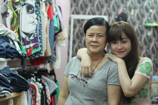 Yến phải thuyết phục mẹ để được học bổ túc nhằm tập trung cho kinh doanh.