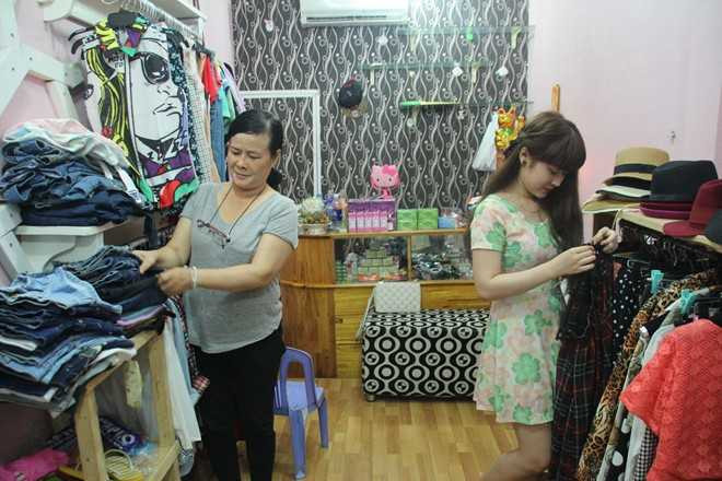 Mẹ Yến giờ không bán trái cây mà tập trung phụ cô bán quần áo.
