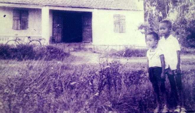 Quê gốc ở Quảng Nam - Đà Nẵng nhưng Ngọc Sơn sinh ra tại Hải Phòng và lớn lên ở Bạc Liêu. Trong hình là khoảnh khắc của ông hoàng nhạc sến và em trai Ngọc Hải tại nhà mới xây ở Hải Phòng vào năm 1973.