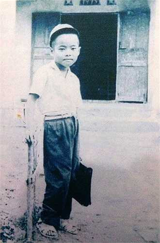 Ngọc Sơn năm 6 tuổi. Lúc này, anh bắt đầu đi học và gia đình vẫn sinh sống ở thành phố hoa phượng đỏ. 