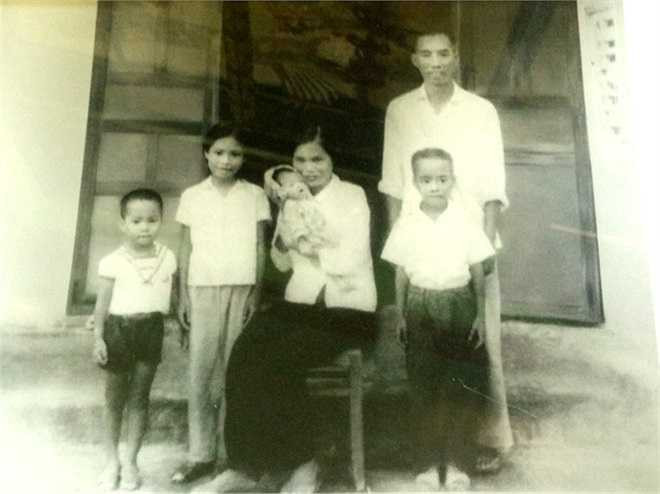 Hình ảnh đen trắng đầy thú vị về gia đình Ngọc Sơn những năm 1975. Trong ảnh, nam ca sĩ chụp cùng chị gái Ngọc Hà, em trai Ngọc Hải và bố mẹ.