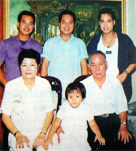 Bức ảnh gia đình Ngọc Sơn khi các anh chị em đã trưởng thành.