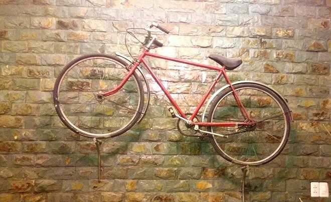 Hình ảnh chiếc xe đạp thuở hàn vi được Ngọc Sơn cất giữ cẩn thận trong nhà riêng. Ngoài danh hiệu 'ngôi sao nhạc nhẹ', Ngọc Sơn là ca sĩ duy nhất được trao thêm giải thưởng Ca sĩ được khán giả yêu thích nhất tại kỳ liên hoan đó.Từ đây, anh được các hãng băng nhạc săn đón. Các bài hát sáng tác từ lúc mới đi hát những năm 87 - 88 được anh giới thiệu và nhanh chóng trở thành những hit lớn.