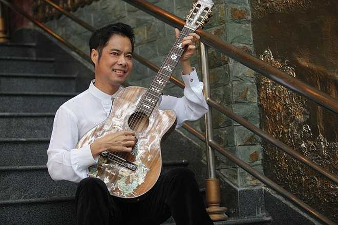 'Ông hoàng nhạc sến' Ngọc Sơn sẽ là gương mặt chính của liveshow Dấu ấn tổ chức vào ngày 6/9 tới. Trong đêm nhạc này, khán giả sẽ được thấy lại một Ngọc Sơn từ những ngày đầu vào nghề, thư sinh và hồn nhiên, tới những bước ngoặt quan trọng đưa anh thành ngôi sao lớn và những gì anh đang muốn thể hiện trong hiện tại.