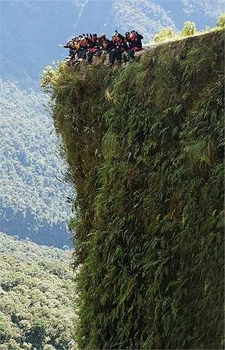 Tuy nhiên, đây vẫn là điểm đến quen thuộc của hơn 25.000 tay đua xe đạp mỗi năm. Họ đến đây để tự thử thách khả năng của bản thân trước thiên nhiên hùng vĩ nhưng cũng đầy nguy hiểm. Để đến điểm đích, họ phải đạp xe trên 'Xa lộ chết' trong 5 giờ.