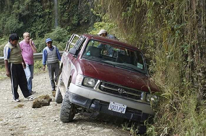 Ô tô thường xuyên gặp nạn trên đường Bắc Yungas. Anh Derren Patterson, người quản lý 28 tuổi của công ty du lịch đạp xe Gravity Bolivia, cho biết: 'Một số người đã tử vong trên 'Xa lộ chết'. Do đó các vận động viên phải tuân theo những chỉ dẫn chi tiết'. 