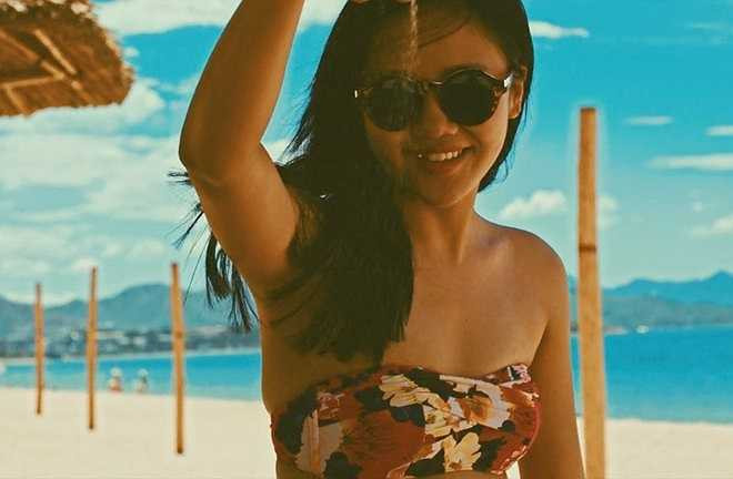 Văn Mai Hương vừa thực hiện bộ ảnh với bikini trên bãi biển Nha Trang dưới ống kính của nhiếp ảnh gia Rocker Nguyễn, người dính nghi án đang hẹn hò với cô một thời gian qua. Dù vòng một khiêm tốn, không nảy nở như nhiều mỹ nhân khác nhưng nữ ca sĩ sinh năm 1994 vẫn tự tin khoe vẻ gợi cảm. 