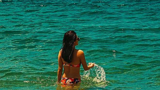 So với thời gian đầu bước chân vào nghệ thuật, Văn Mai Hương giảm gần 10 kg nên vóc dáng cô mảnh mai hơn nhiều. Nhận lời mời tham gia dự án nghệ thuật của đạo diễn Rocker Nguyễn tại Nha Trang, Văn Mai Hương xuất hiện với bikini không kém phần nóng bỏng.