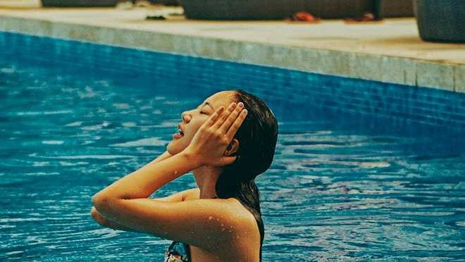 Tuy vậy, nữ ca sĩ cho biết cô vẫn hài lòng với vẻ đẹp không hoàn hảo của mình, bởi đó là cơ thể do cha mẹ ban tặng và cô trân trọng, không muốn chỉnh sửa hay thẩm mỹ.