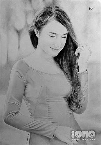 Nhã Phương đằm thắm trong áo dài với nét than chì sống động. Bảo cho hay, cậu bạn thích vẽ các cô gái mặc áo dài truyền thống.