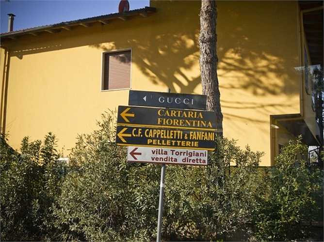 Xưởng sản xuất của thương hiệu này là nơi không phải ai cũng có thể vào được. Nhà máy sản xuất của Gucci đặt ở một thị trấn nhỏ có tên Cassellina gần Florence, Italy. Nơi đây quy tập hàng nghìn các vật liệu làm túi xách khác nhau như da cá sấu, da trăn...