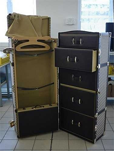 Chiếc tủ đựng quần áo này được chế tác bằng tay tại nhà máy của Gucci. Để hoàn thành chiếc tủ, 2 người thợ tài hoa đã mất tới 1 tháng.