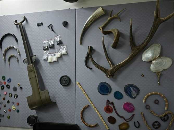  Vật liệu được sử dụng để sản xuất túi Gucci treo xung quanh nhà máy. 