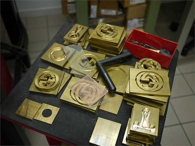 Những chiếc khóa và móc gài cho túi xách thương hiệu Gucci.