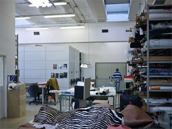 Gucci thuê tới hàng trăm thợ thủ công có tay nghề cao để chế tạo các sản phẩm đắt giá cho công ty. Mỗi thợ thủ công ở đây phải có ít nhất 10 năm kinh nghiệm.